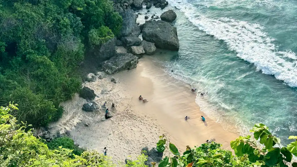 Vue aérienne de la plage privée du Biu Biu Resort à Bali