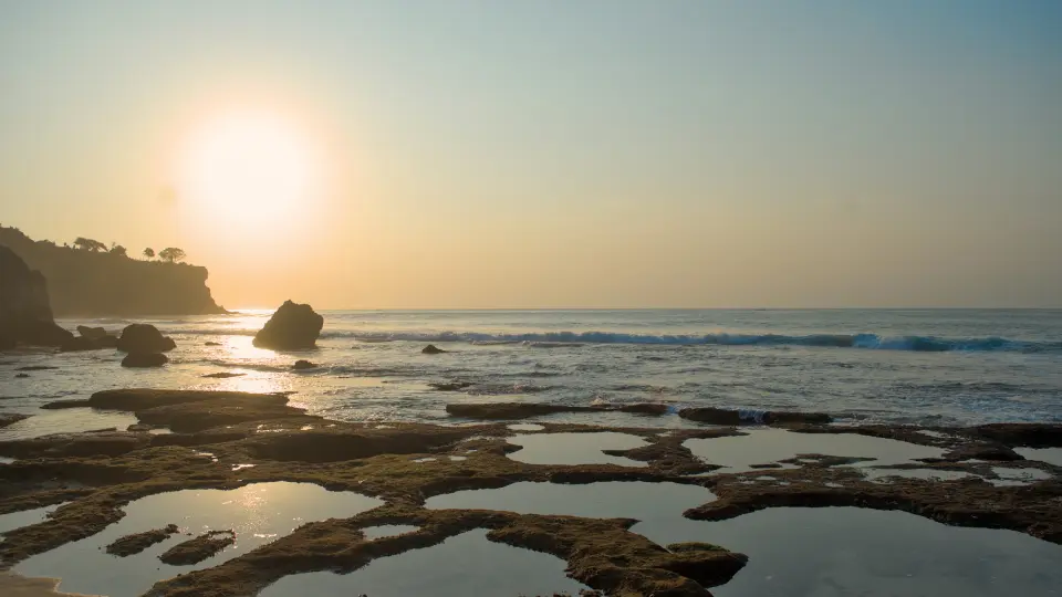 Coucher de soleil sur la plage rocheuse près du Biu Biu Resort à Bali