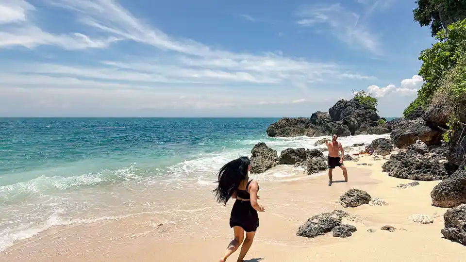 Promenade sur la plage près du Biu Biu Resort à Bali