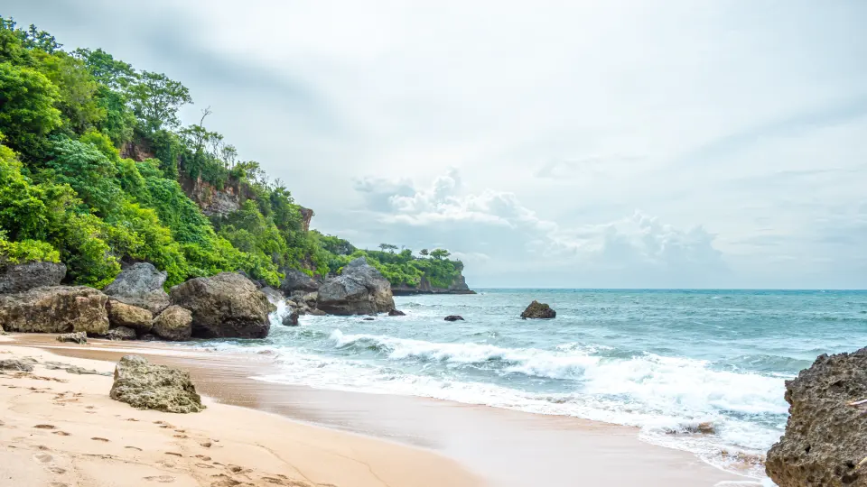 Plage sauvage avec vagues près du Biu Biu Resort à Bali
