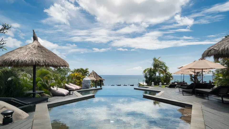 Piscine à débordement face à l’horizon de l’océan à Bali