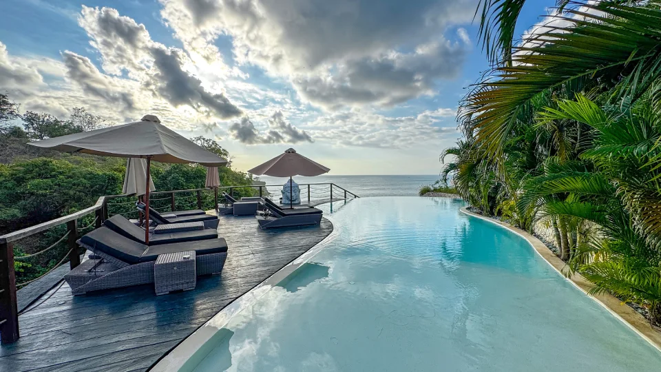 Piscine sur les falaises avec vue sur la mer au Biu Biu Resort à Bali