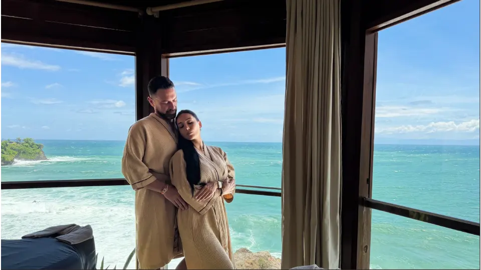 Couple profitant d'un moment spa romantique avec vue sur l'océan au Biu Biu Resort Bali
