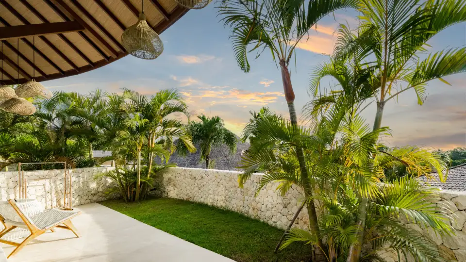 Terrasse de bungalow avec jardin tropical au Biu Biu Resort à Bali