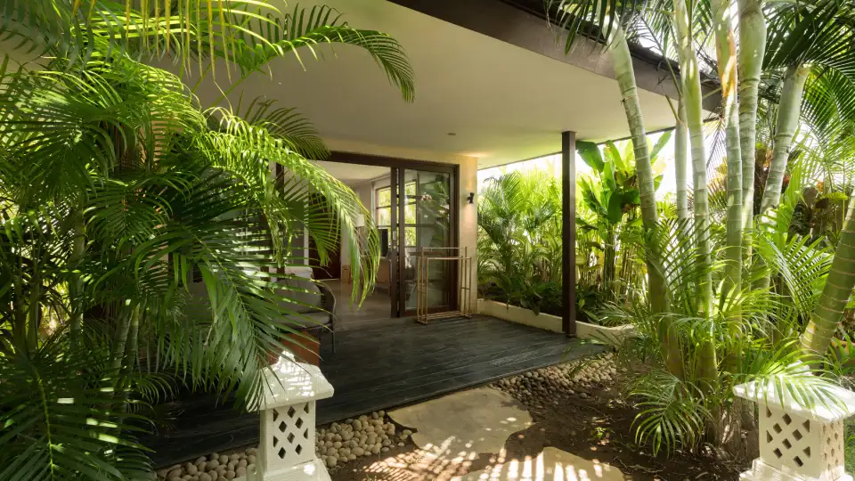Entrée de bungalow dans un jardin tropical au Biu Biu Resort à Bali