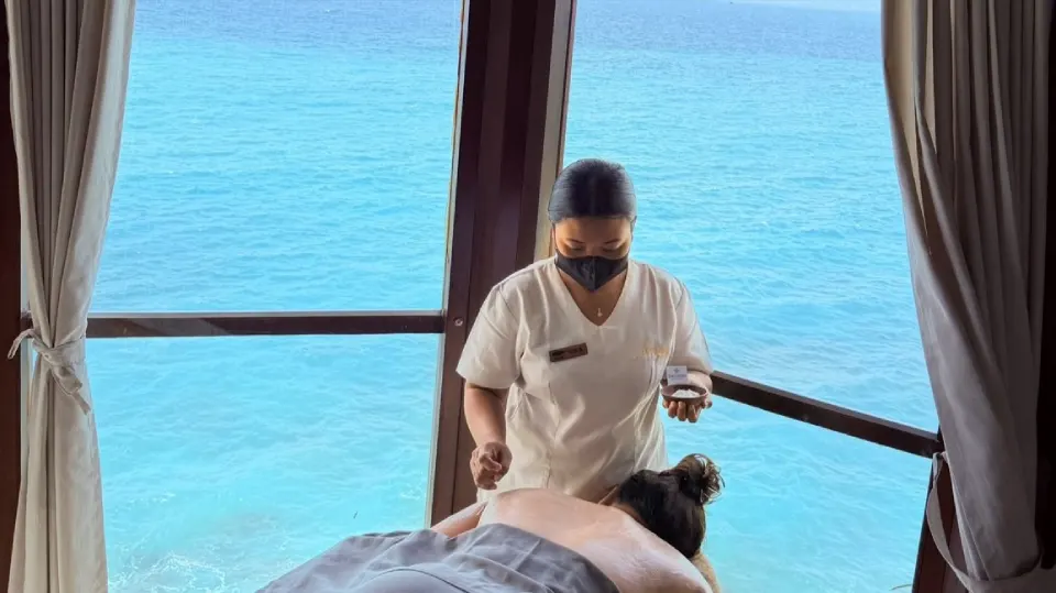 Thérapeute effectuant un soin avec vue sur l'océan pour le SENSES Luxury Retreat au Biu Biu Resort Bali
