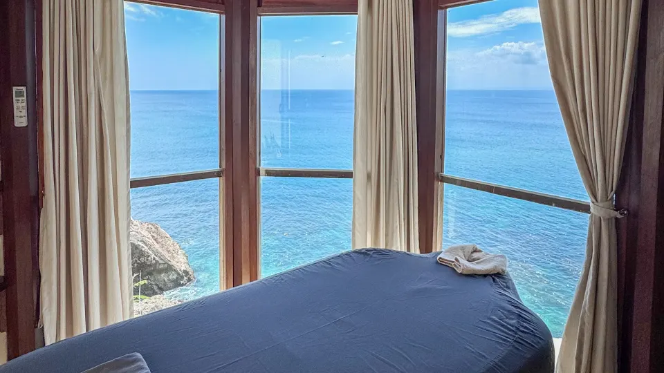Salle de soin avec vue sur l’océan au Senses Spa du Biu Biu Resort à Bali