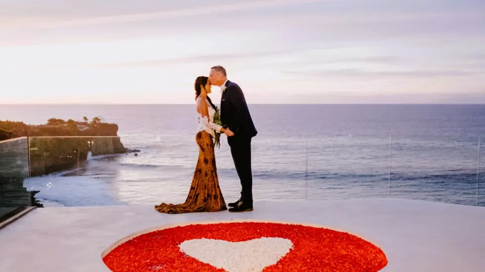 Couple profitant du Bain sur Falaise au Coucher du Soleil avec vue sur l'océan au Biu Biu Resort Bali