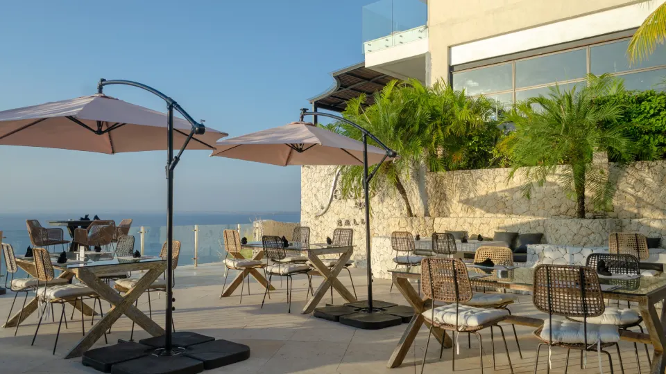 Terrasse de restaurant sur les falaises avec vue sur l’océan à Bali
