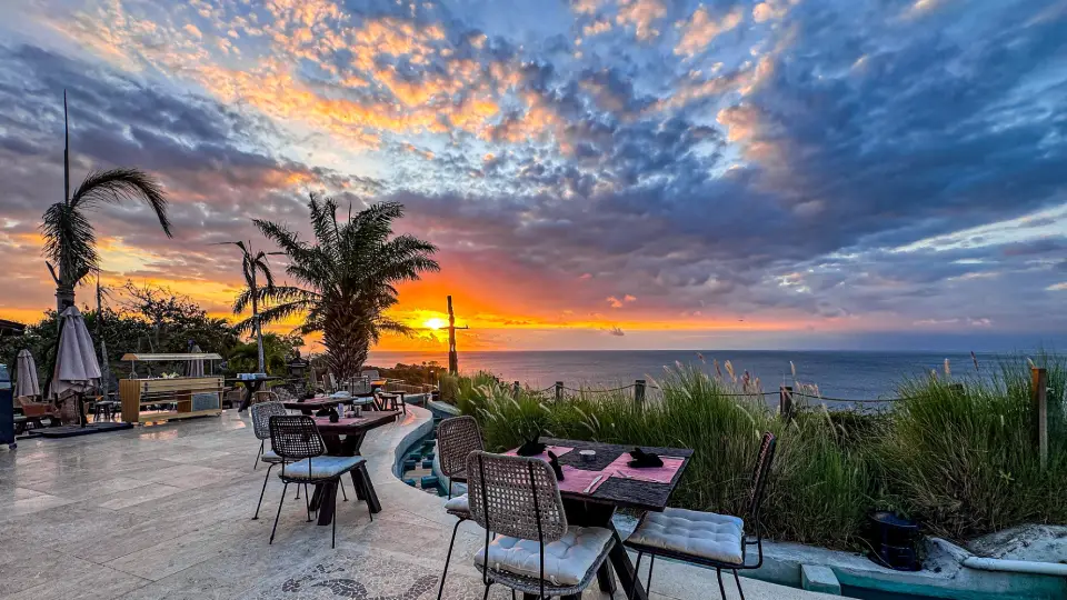 Terrasse du restaurant au coucher du soleil face à la mer à Bali