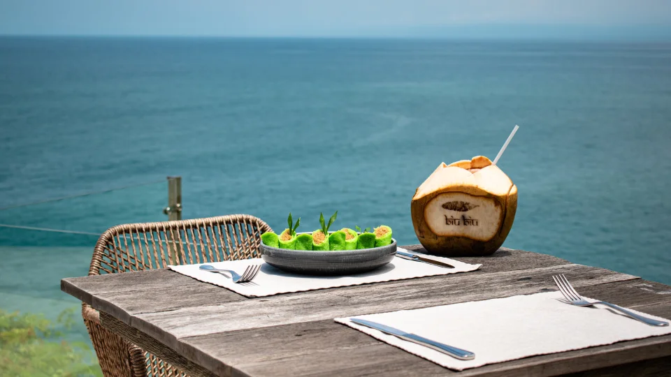 Table du restaurant avec vue sur l’océan au Biu Biu Resort à Bali