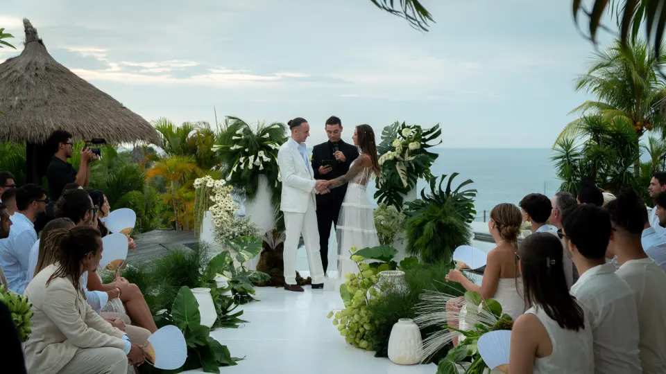 Cérémonie de mariage face à l’océan au Biu Biu Resort à Bali