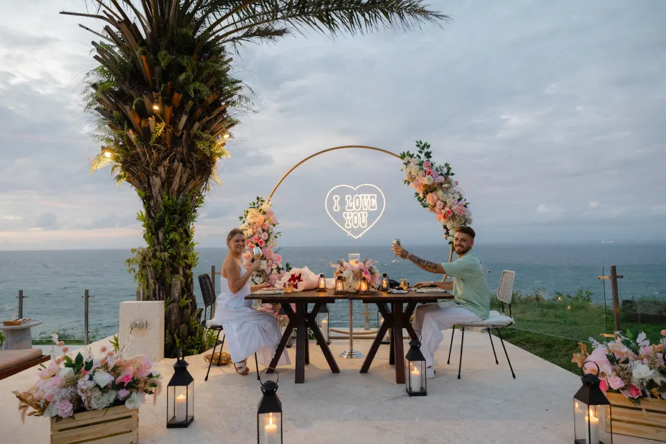 Dîner romantique décoré sur les falaises au Biu Biu Resort à Bali