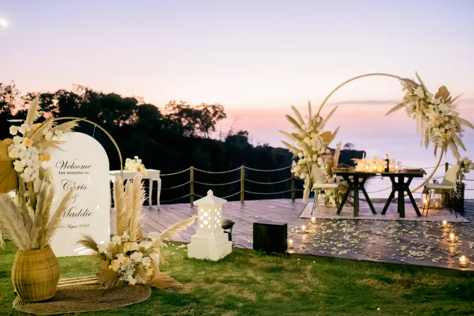 Installation de cérémonie extérieure au coucher du soleil au Biu Biu Resort à Bali