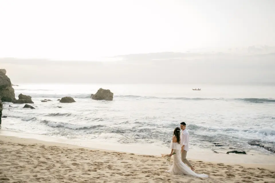 Mariée en robe blanche sur une plage à Bali