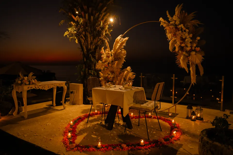 Dîner privé aux bougies en bord de mer à Bali