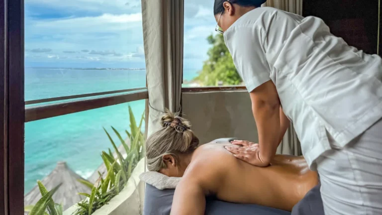 Récupération du jet lag à Bali : pourquoi choisir un spa falaise à Uluwatu