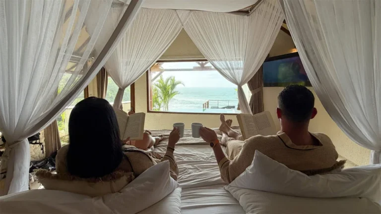 Ocean View Lodge à Bali : la chambre romantique en falaise